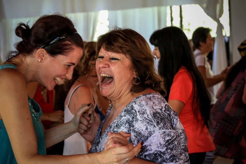 Participantes compartiendo un momento de alegría en Biodanza