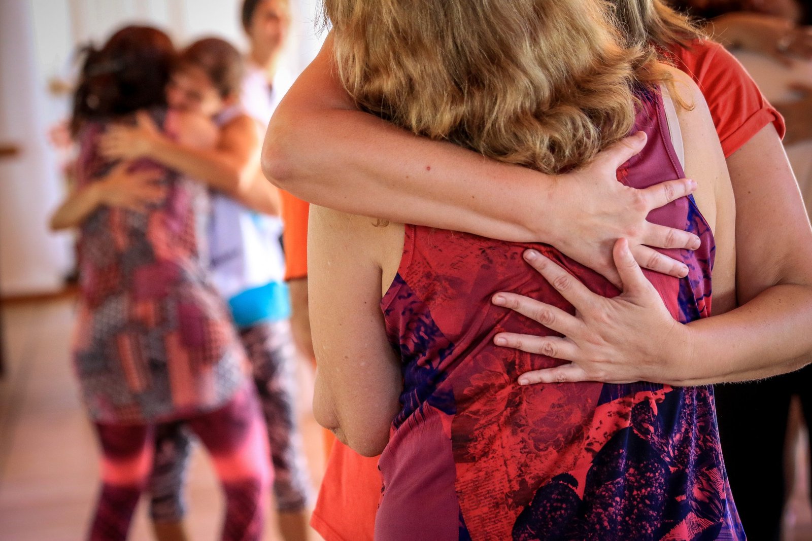 Abrazo compartido durante un encuentro de Biodanza