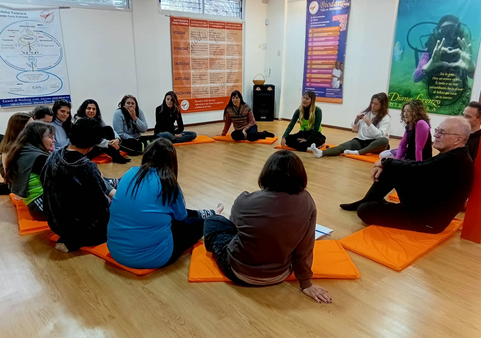 Grupo reunido en una actividad de Biodanza