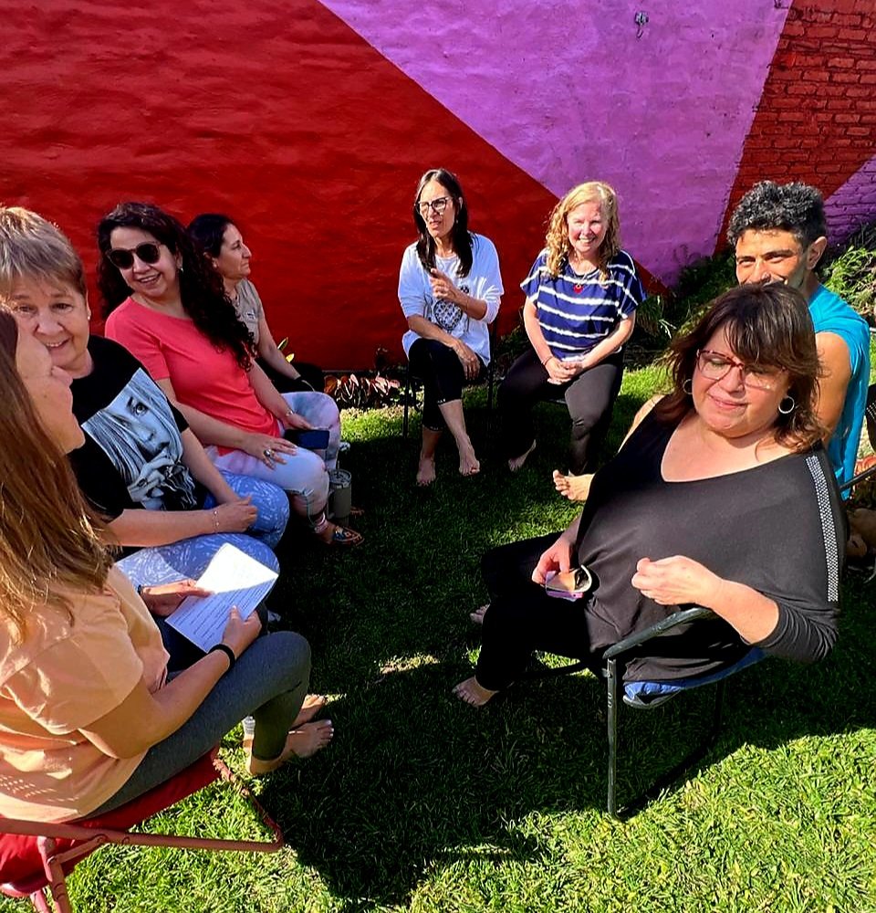 Grupo reunido en contacto con la naturaleza