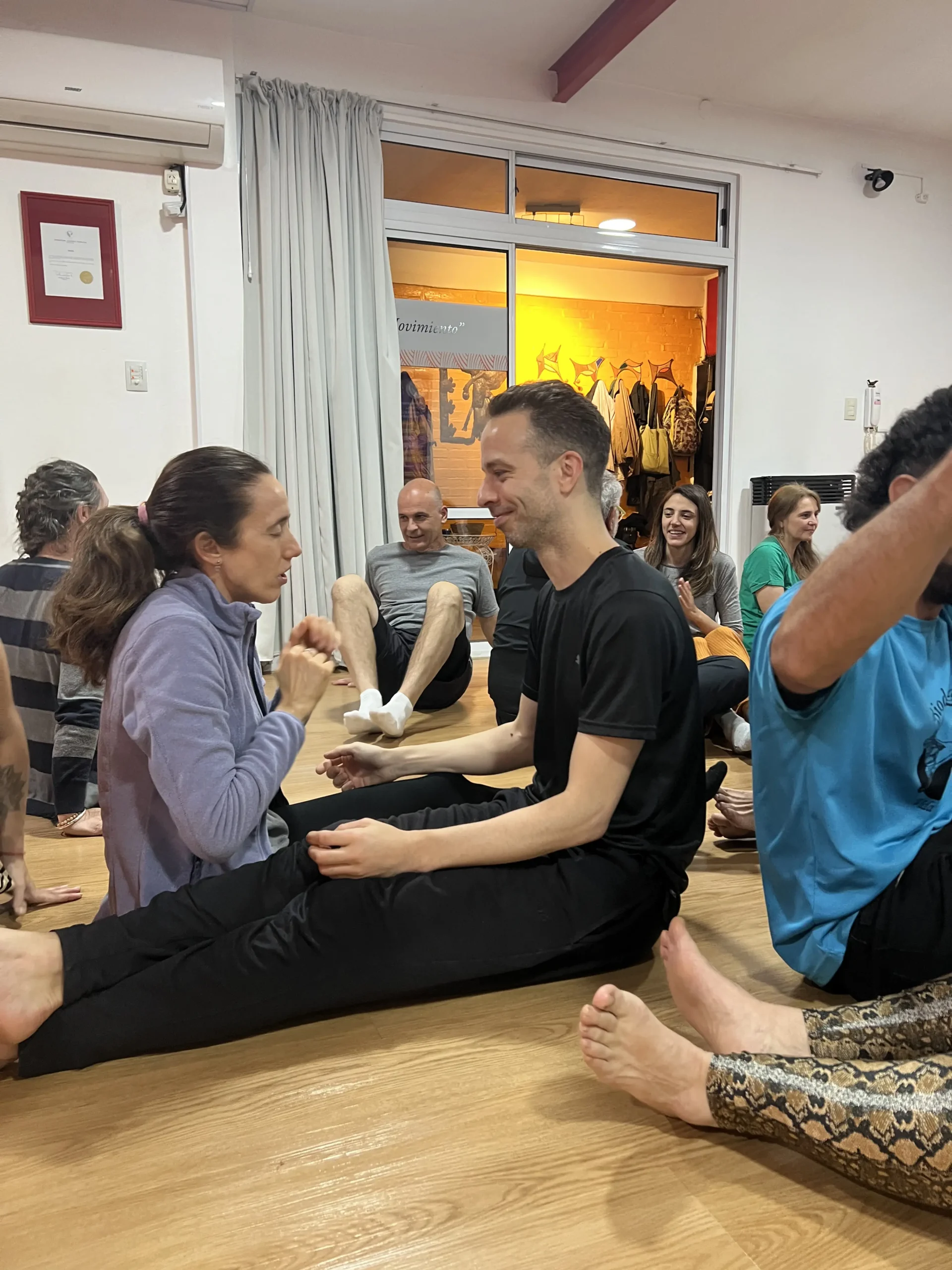 Encuentro en parejas durante una vivencia de Biodanza