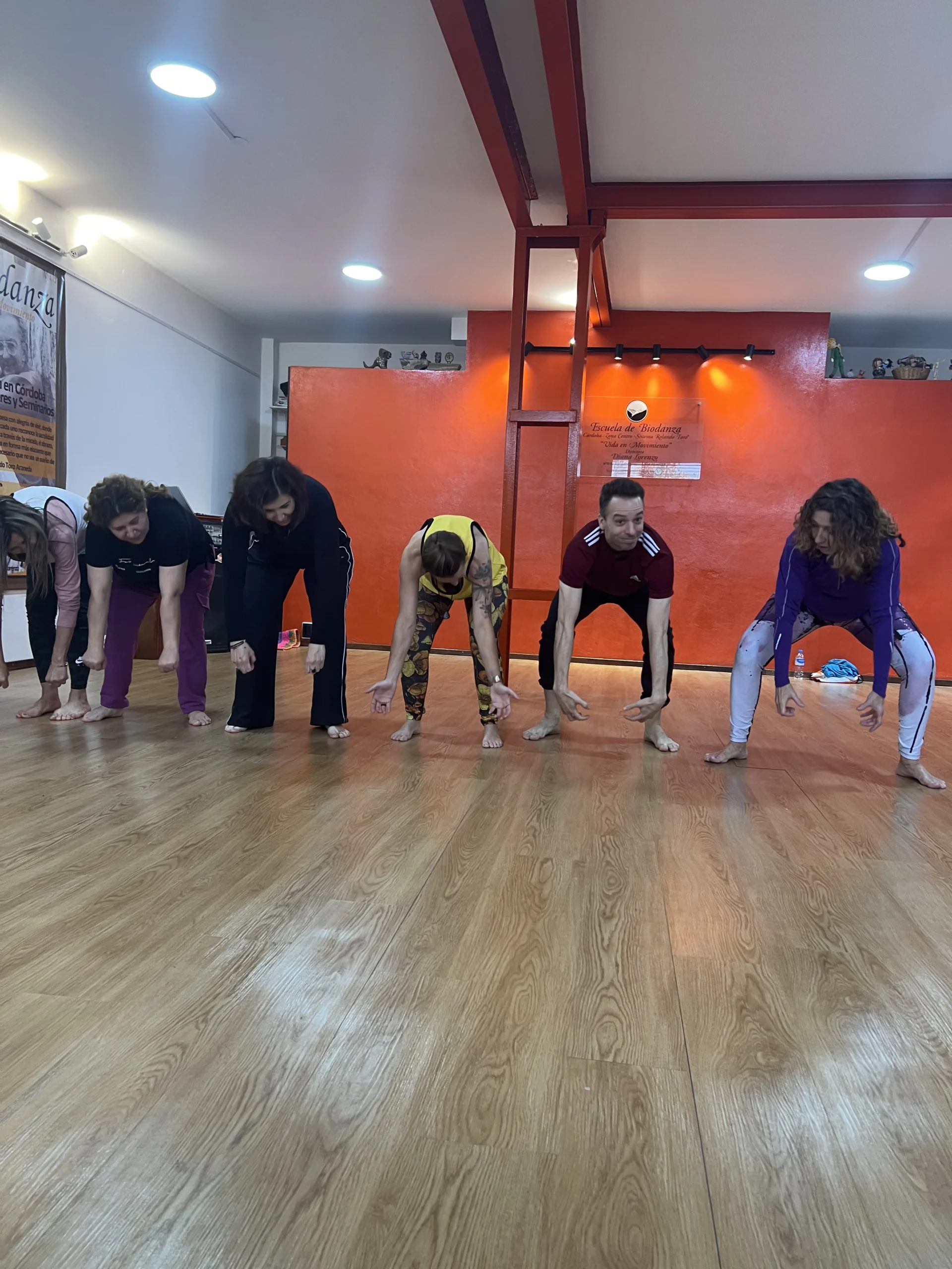Grupo participando de una propuesta de Biodanza