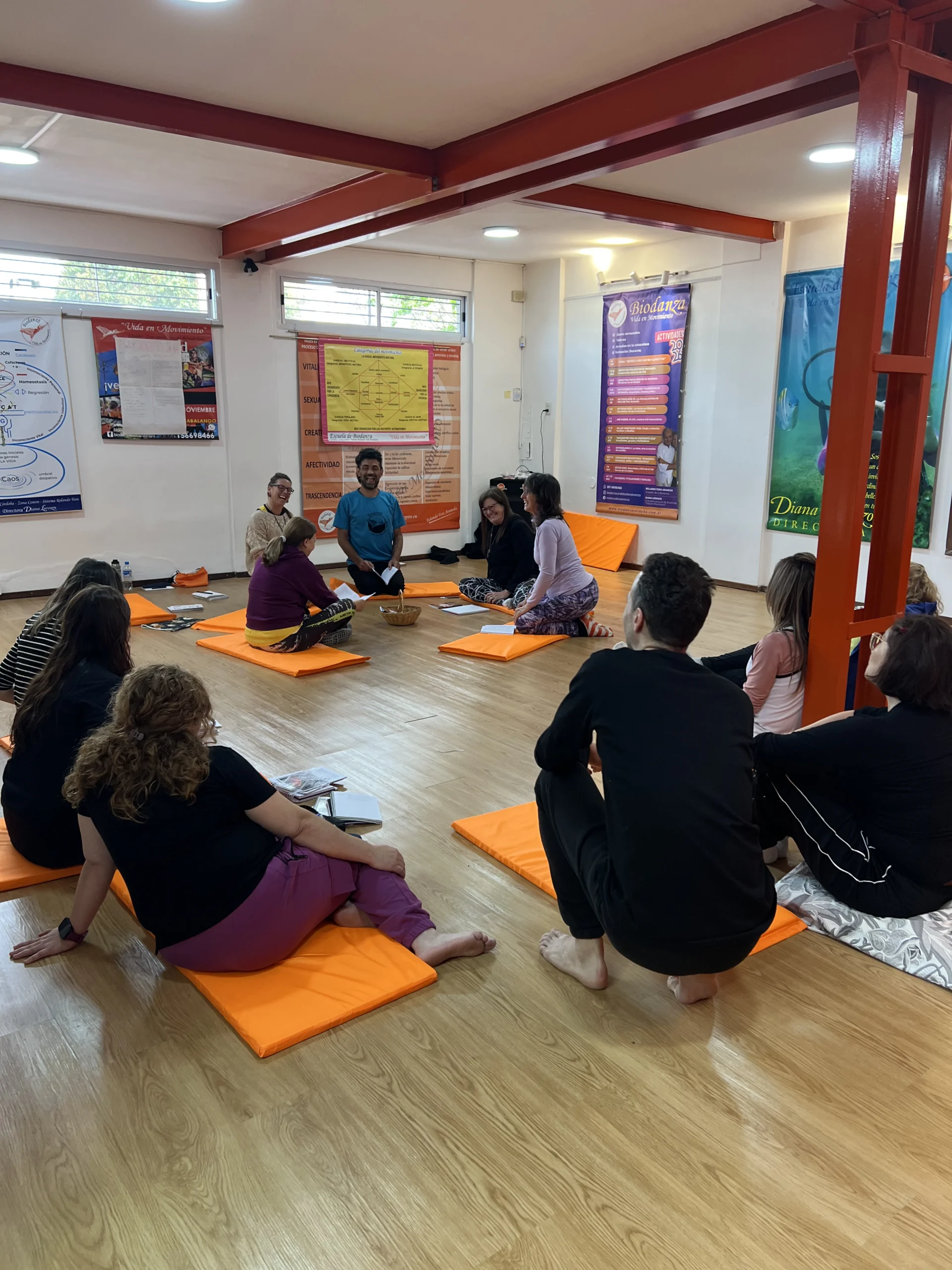Encuentro grupal en la Escuela de Biodanza